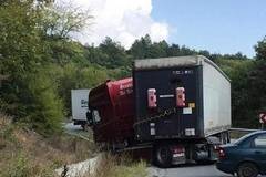 Движението през Ришки проход е затруднено от катастрофирал камион