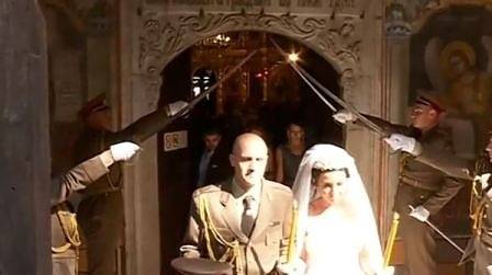 ОФИЦЕРСКА СВАТБА: Традиционна венчавка под шпалир от саби в Стария Пловдив