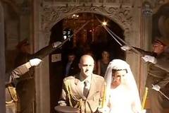 ОФИЦЕРСКА СВАТБА: Традиционна венчавка под шпалир от саби в Стария Пловдив