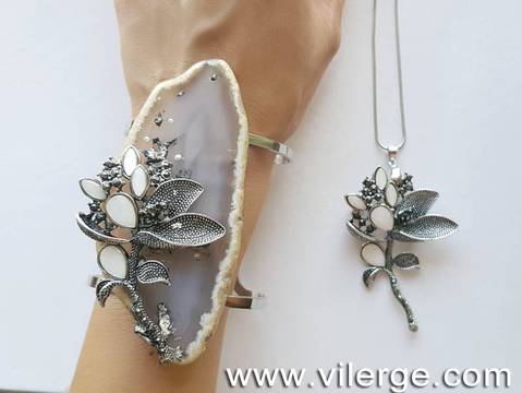 ЕЛЕГАНТНИ И МОДНИ БИЖУТА ЗА СЕЗОН ЕСЕН