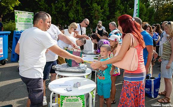 1300 деца поставиха началото на „Стара хартия за нова книга“ 2018 в Бургас