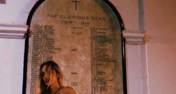 Скандал: Певица отърка циците в имената на загинали войници, а после безсрамно заяви: „На момчетата би им харесало“ (СНИМКИ 18+)