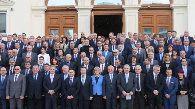 Скандално! Вижте колко народни пари са изхарчили депутатите за своите пътешествия!