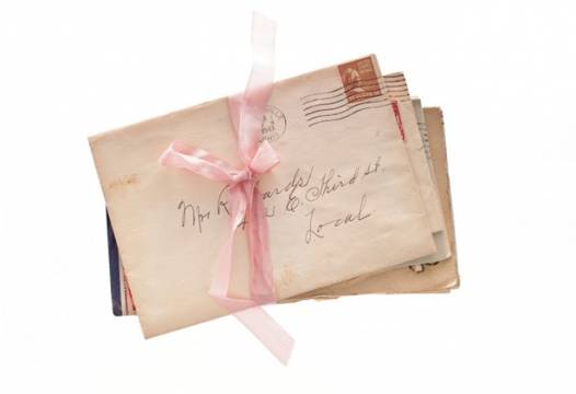 Момиченце намерило любовните писма на родителите си, дори и на сън не предполагали какво ще направи с тях