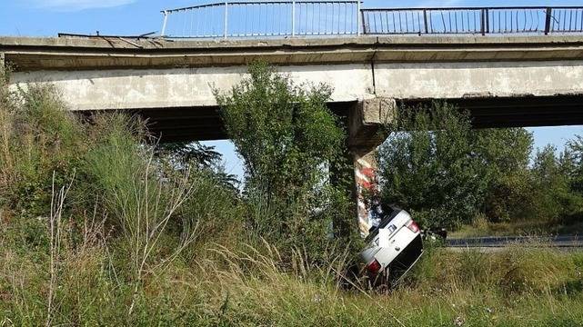 КОЛА ПАДНА ОТ НАДЛЕЗ НА ПЪТ Е-79 MEDIAMIX МЕДИЯМИКС-НОВИНИТЕ НА ЕДНО МЯСТО