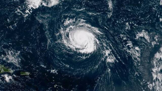 Ураганът „Флорънс“ връхлита Източното крайбрежие на САЩ