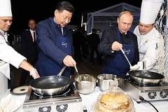 Путин и Си мятат палачинки на руския икономически форум (СНИМКИ)