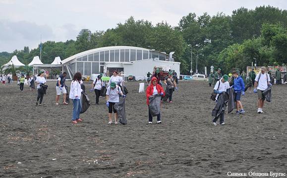 Общината организира групово почистване в четири зони тази събота