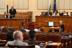 Отложиха гласуването на министерските оставки заради президента