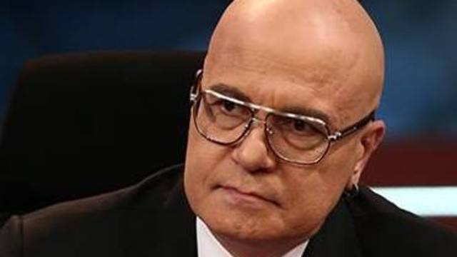 Тотална чистка в Шоуто на Слави! Ето кои от екипа ще изхвърчат!