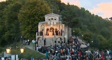 В НАВЕЧЕРИЕТО НА КРЪСТОВДЕН: Хиляди вярващи се събраха в Кръстова гора