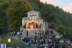 В НАВЕЧЕРИЕТО НА КРЪСТОВДЕН: Хиляди вярващи се събраха в Кръстова гора
