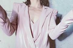 Milla Jovovich пръска искри в новата рекламна кампания на Balmain за идните хладни месеци