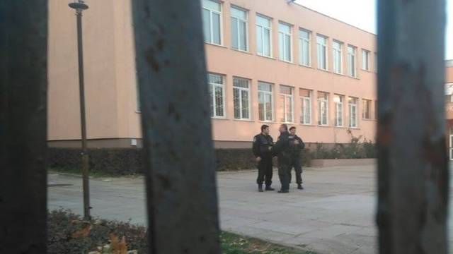 ПРЕЗ ЦЯЛАТА УЧЕБНА ГОДИНА ПОЛИЦАИ БДЯТ КРАЙ ВАРНЕНСКИТЕ УЧИЛИЩА MEDIAMIX МЕДИЯМИКС-НОВИНИТЕ НА ЕДНО МЯСТО