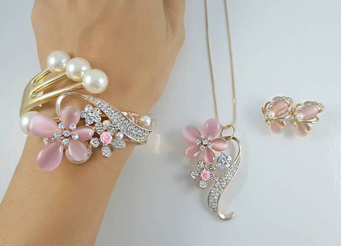 КОЛЕДА И НОВА ГОДИНА С ТОП БИЖУТА ЗА ЖЕНИ