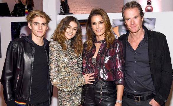 Знаете ли кои са Синтия Крауфорд и Лесли Хорнби?