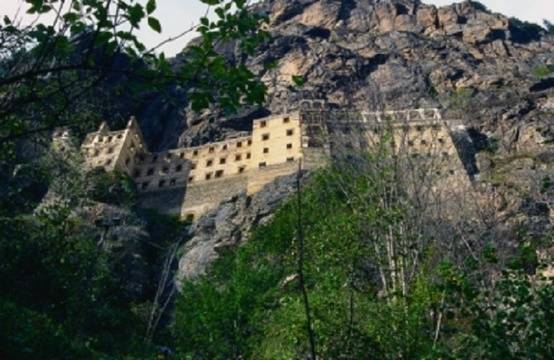 Сумела – най-старият православен манастир в Турция, е сгушен в скалите