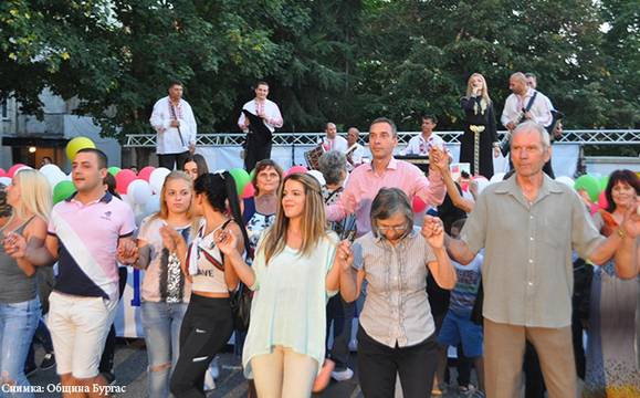 „Меден рудник“ празнува с всеобщо хоро