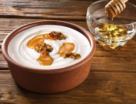 Кисело мляко с мед и орехи