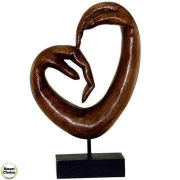 Статуетка – декорация от дърво „Сърце – докосващи се ръце“ – 38 см. Модел – 81-6685