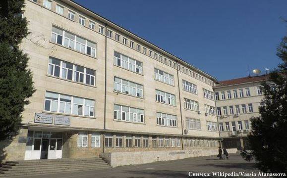 Бивши възпитаници на бургаска гимназия с поредна акция под мотото #ВърниОбратно