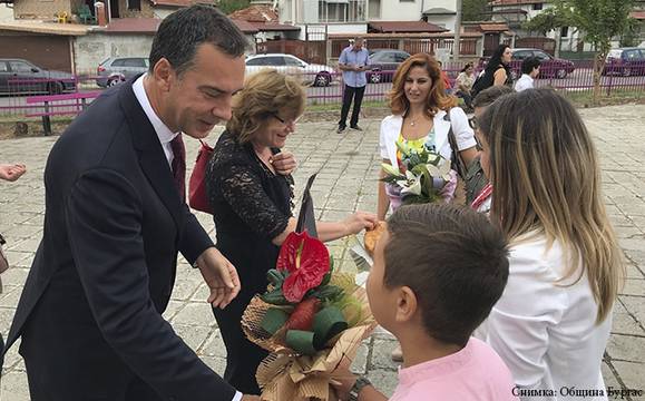 Кметът откри учебната година в училище „Христо Ботев“ в кв. „Долно Езерово“