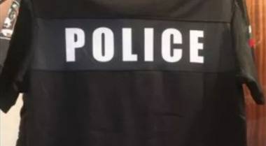 19-годишен облече фешън фланелка, но се оказа в ареста заради нея