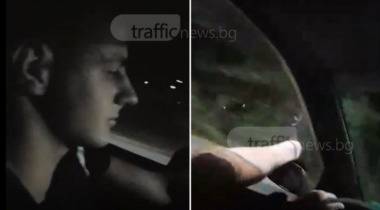 Новоизлюпен шофьор си играе на руска рулетка, лети в насрещното с крак през прозореца