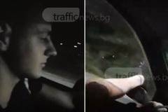 Новоизлюпен шофьор си играе на руска рулетка, лети в насрещното с крак през прозореца