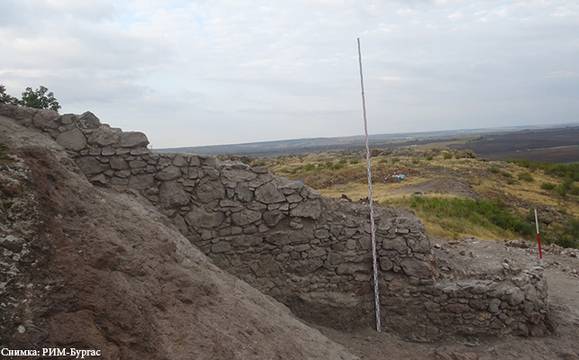 Откриха неизвестна досега крепостна стена и кула при разкопките на Русокастро