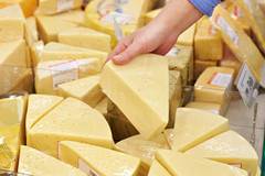 Вижте фирмите, които ни продават фалшив кашкавал и сирене! Станаха ясни имената на 40 от тях!