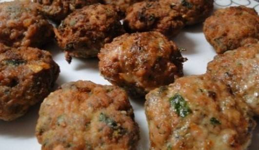 Моята свекърва от 11 години живее и работи в Гърция, тази рецепта я знам от нея: Кипърски кюфтенца!