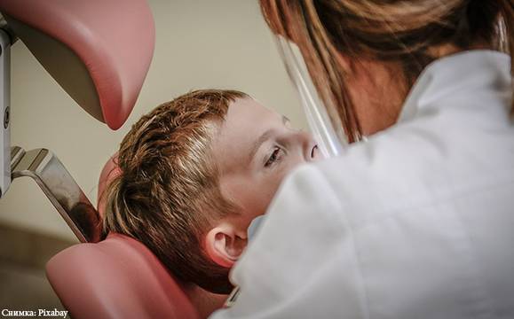 Бургаски стоматолози поставят безплатно защита от кариеси на деца