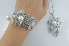 СНЕЖНА СЕРИЯ БИЖУТА С ПЕРЛИ ЗА ЗИМАТА