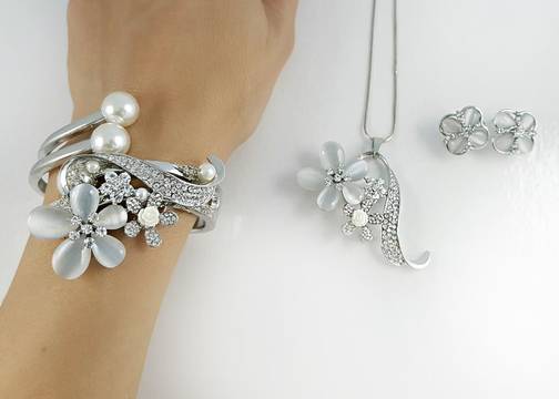 10ТЕ СРЕБЪРНИ БИЖУТА С ПЕРЛИ ЗА СЕЗОН ЗИМА