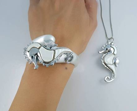 МОДНА ЛИНИЯ ЗА ЗИМАТА С БИЖУТА И СЕДЕФ