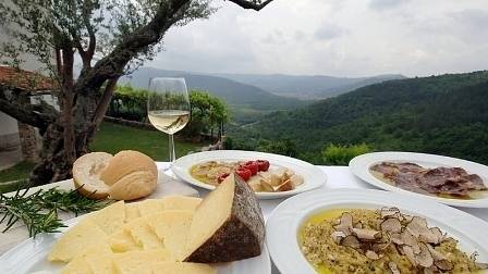 Над една четвърт от световните туристи избират къде да пътуват заради храната