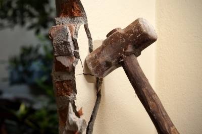 Често срещани ремонтни дейности в старите и малки жилища, при които се налага къртене