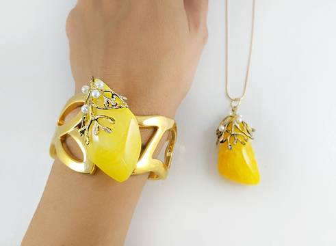 БИЖУТА С КЕХЛИБАР ЗА СЕЗОН ЗИМА