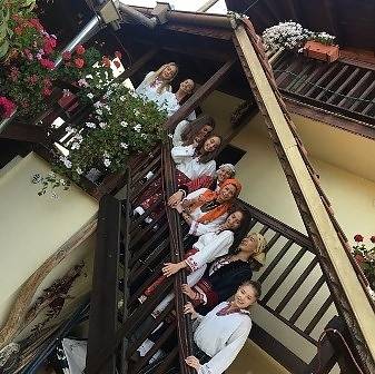 Гимнастичките хвърлиха триката и облякоха носии (СНИМКИ)