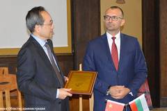 Китай осигурява стипендии за петима студенти от област Бургас