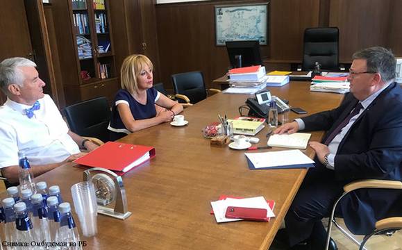 Манолова поиска прокуратурата да провери разхода на средства за с. Хитрино