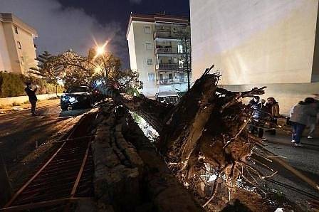 Стотици хиляди останаха без електричество в Отава заради торнадо