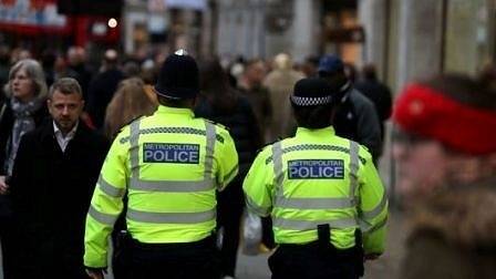 Мъж с електрошоков пистолет е задържан пред Бъкингамския дворец