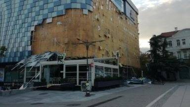 БУРЯТА ОТВЯ ФАСАДАТА НА МОЛ В ЦЕНТЪРА НА БЛАГОЕВГРАД MEDIAMIX МЕДИЯМИКС-НОВИНИТЕ НА ЕДНО МЯСТО