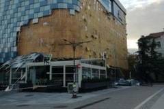 БУРЯТА ОТВЯ ФАСАДАТА НА МОЛ В ЦЕНТЪРА НА БЛАГОЕВГРАД MEDIAMIX МЕДИЯМИКС-НОВИНИТЕ НА ЕДНО МЯСТО