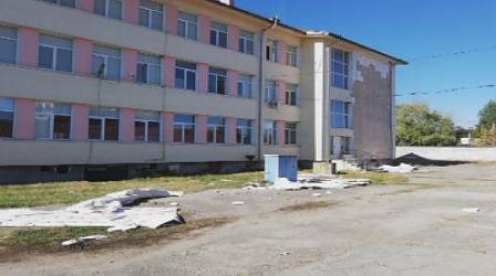 Част от изолацията на гимназия в Монтана падна заради бурния вятър