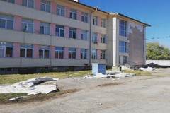 Част от изолацията на гимназия в Монтана падна заради бурния вятър