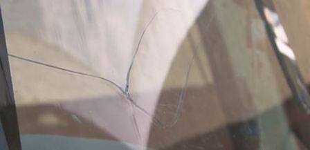 Превозвач за втори път за месец транспортира пътници със счупено стъкло