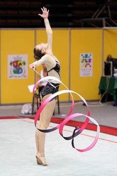 ЗЛАТНАТА ГИМНАСТИЧКА ЛЮБОМИРА КАЗАНОВА СЕ ОМЪЖИ